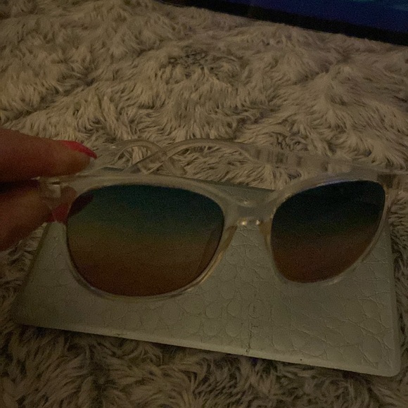 Clear frame sunglasses 🕶️ - Picture 2 of 15